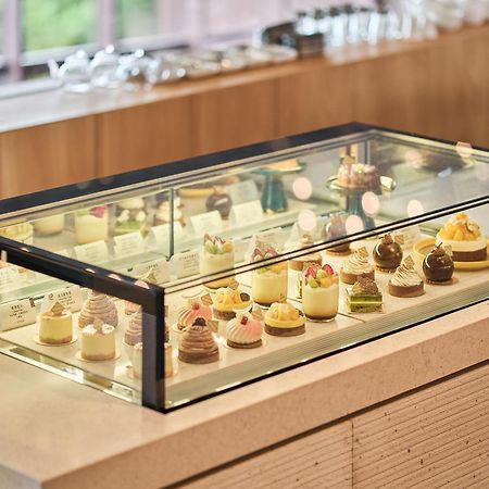 Hotel Royal Chiao Hsi Jiaoxi Exterior photo A pastry display case