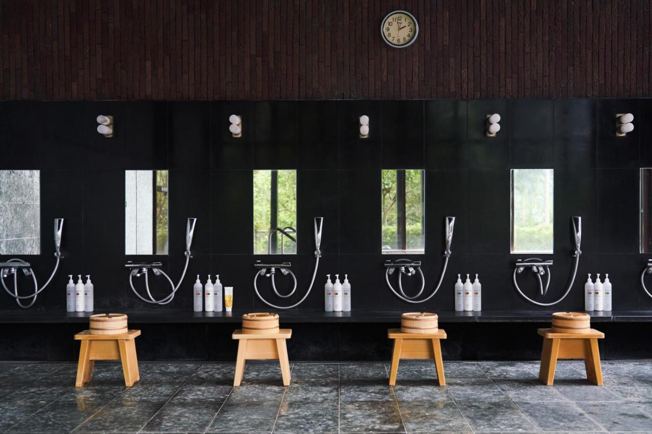 Hotel Royal Chiao Hsi Jiaoxi Exterior photo A modern Japanese toilet