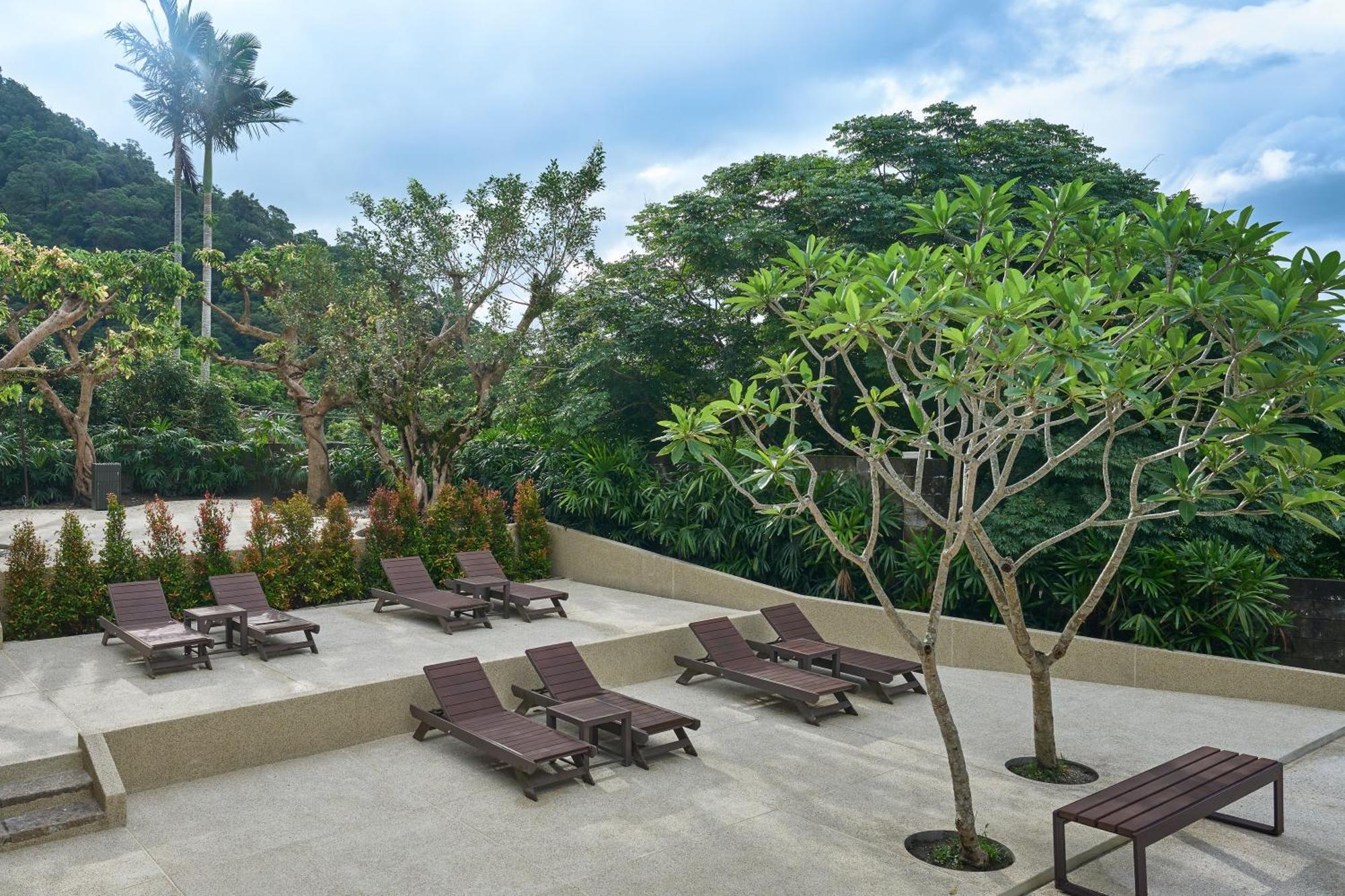 Hotel Royal Chiao Hsi Jiaoxi Exterior photo The resort's pool deck