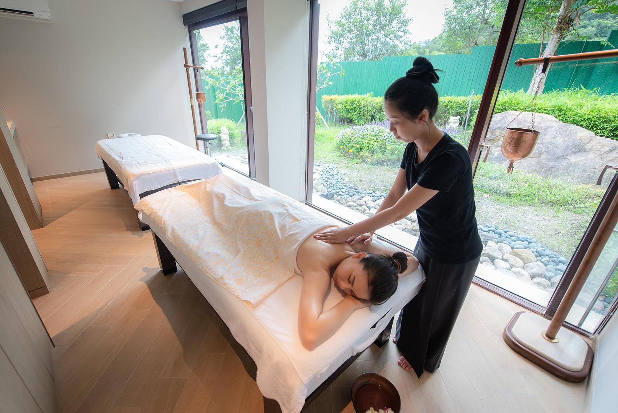 Hotel Royal Chiao Hsi Jiaoxi Exterior photo A woman receiving a massage