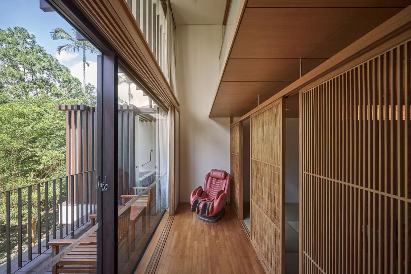 Hotel Royal Chiao Hsi Jiaoxi Exterior photo A massage chair in a Japanese home