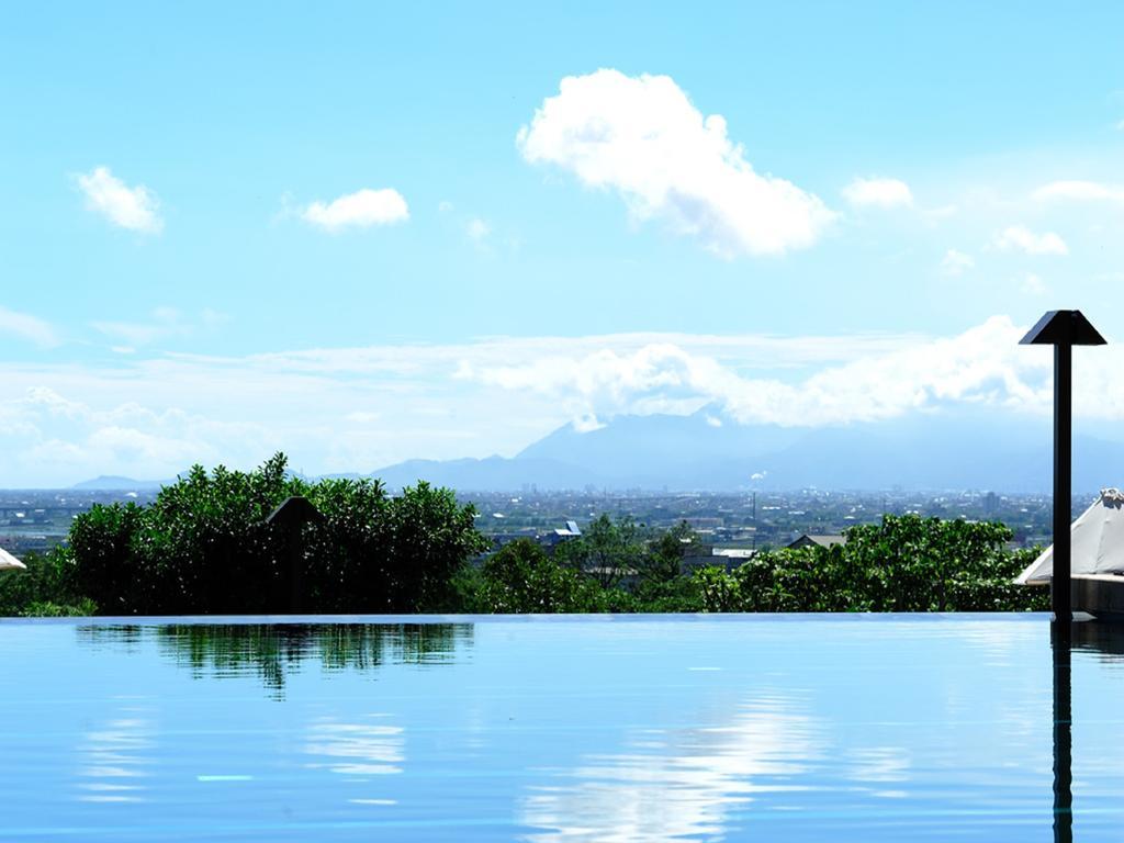 Hotel Royal Chiao Hsi Jiaoxi Exterior photo View of Mount Apo from the pool of the 100 Islands Hotel