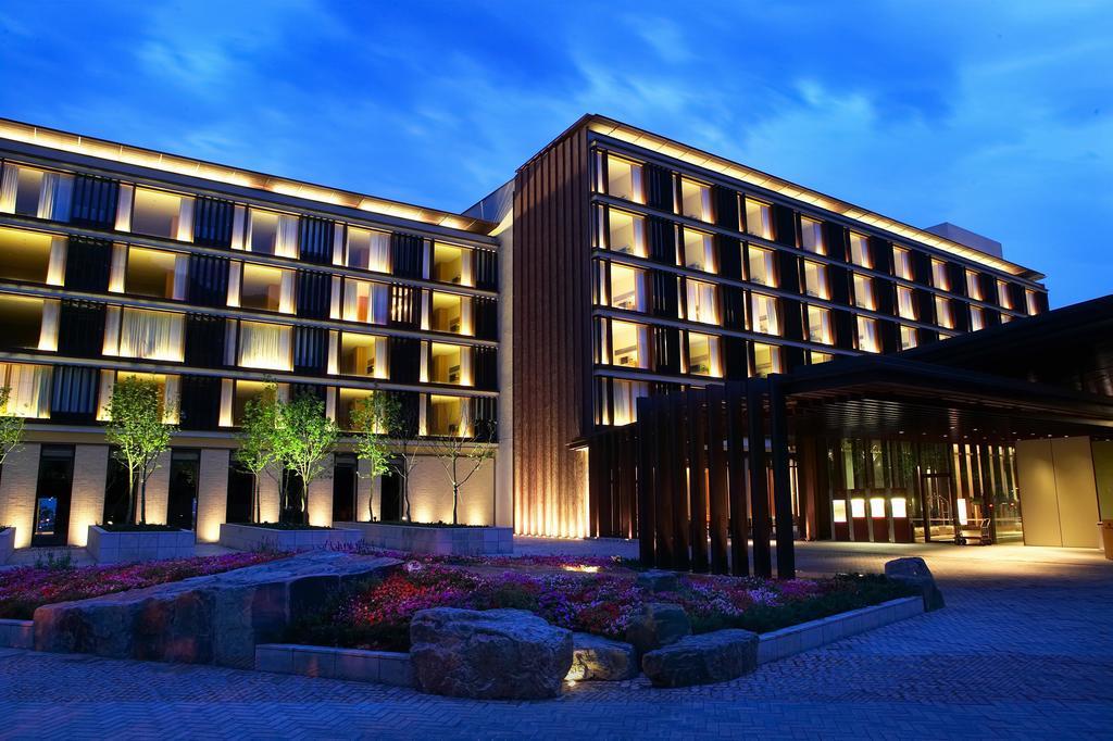 Hotel Royal Chiao Hsi Jiaoxi Exterior photo The hotel at night